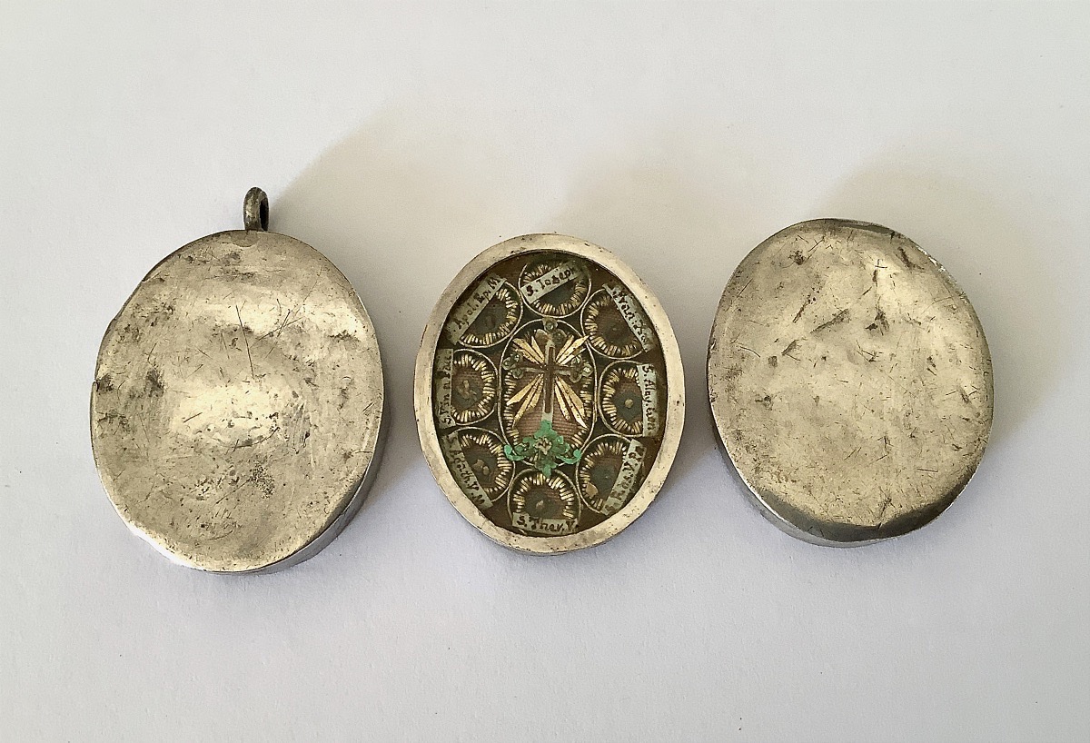 Small Silver Pendant Reliquary With Scrolls. 8 Relics-photo-3