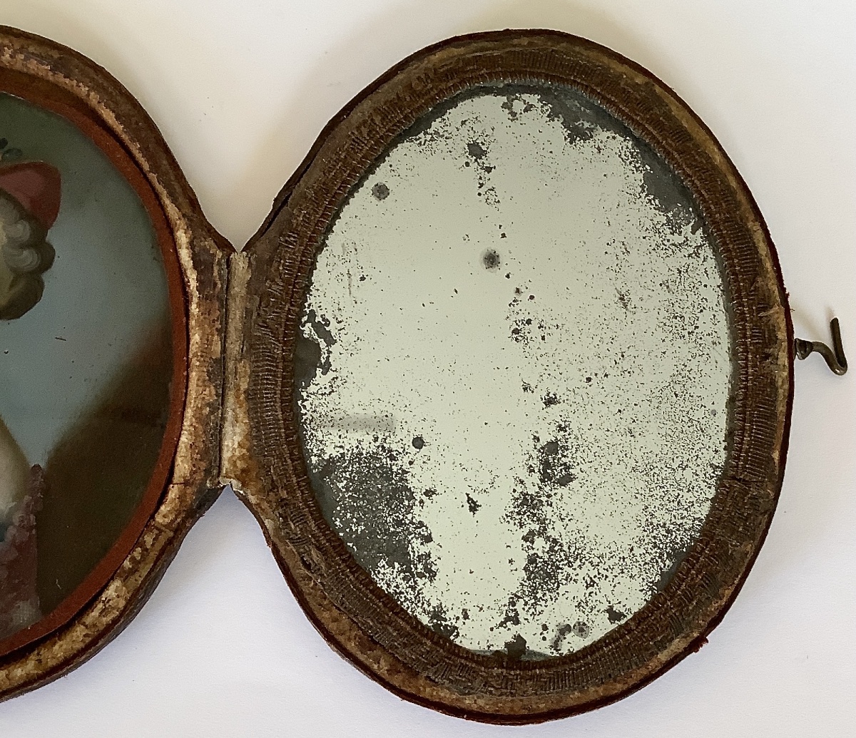 Objet de sentiment : Portait miniature fixé sous-verre et miroir en étui-photo-3