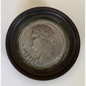 Profil de l'empereur romain Othon en étain