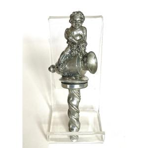 "Bacchus chevauchant une urne de vin". Bouchon de bouteille