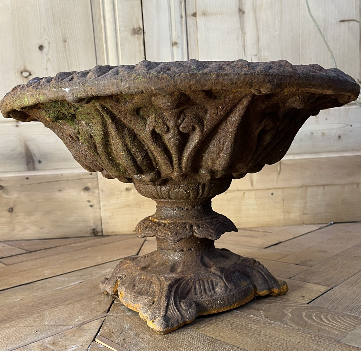 Paire de Grandes Vasques,  Jardinières,  "Chambord" en Fonte -photo-2