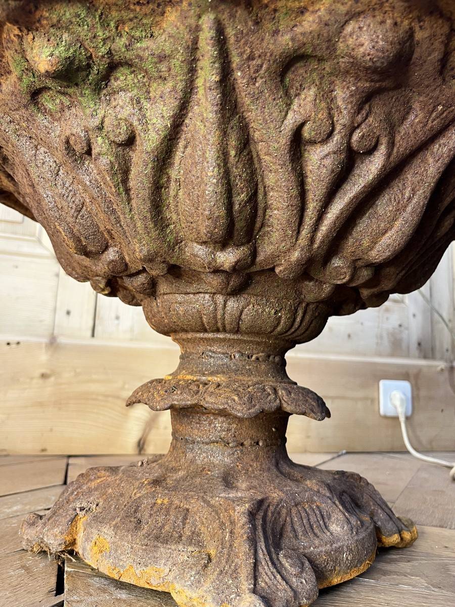 Paire de Grandes Vasques,  Jardinières,  "Chambord" en Fonte -photo-1