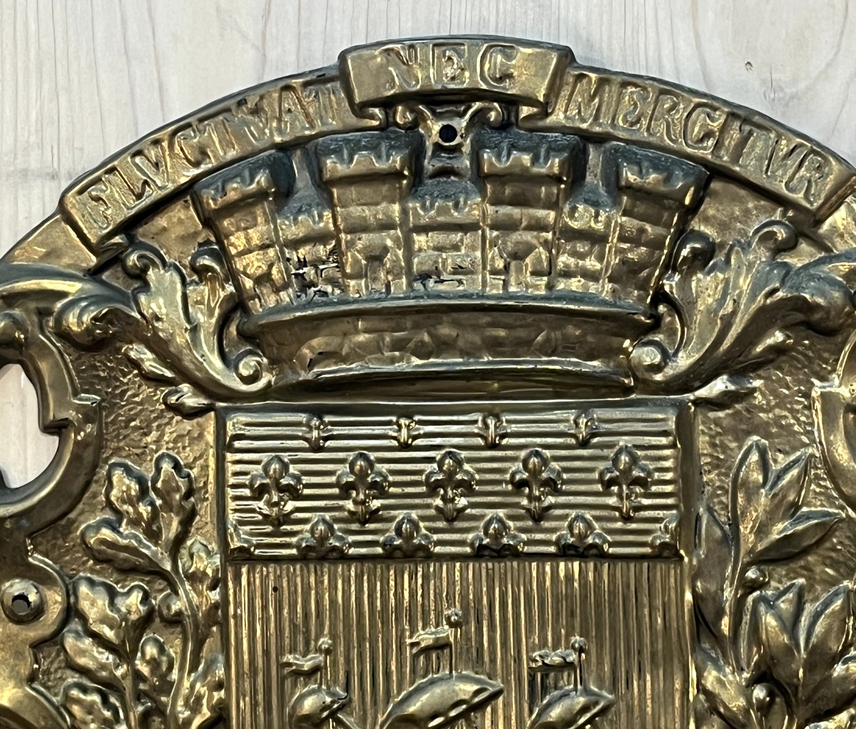 Écusson aux armoiries de la Ville de Paris, réalisé pour les rames du métro Sprague-Thomson.-photo-3