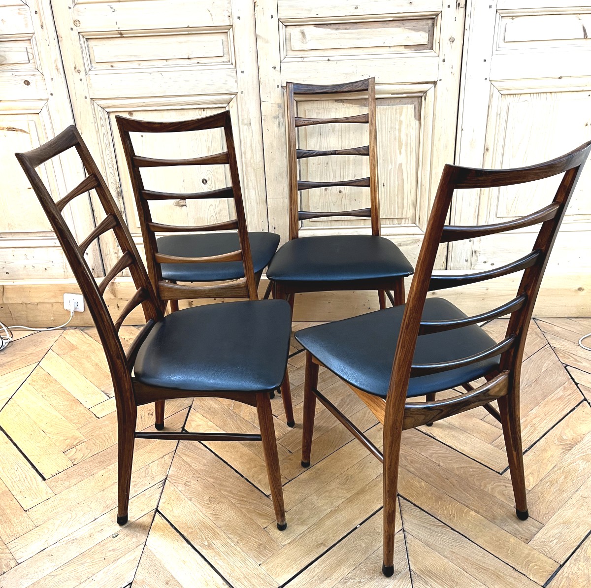 Suite de Huit chaises en Palissandre de Rio  modèle "Lis" de Niels Koefoed -photo-1