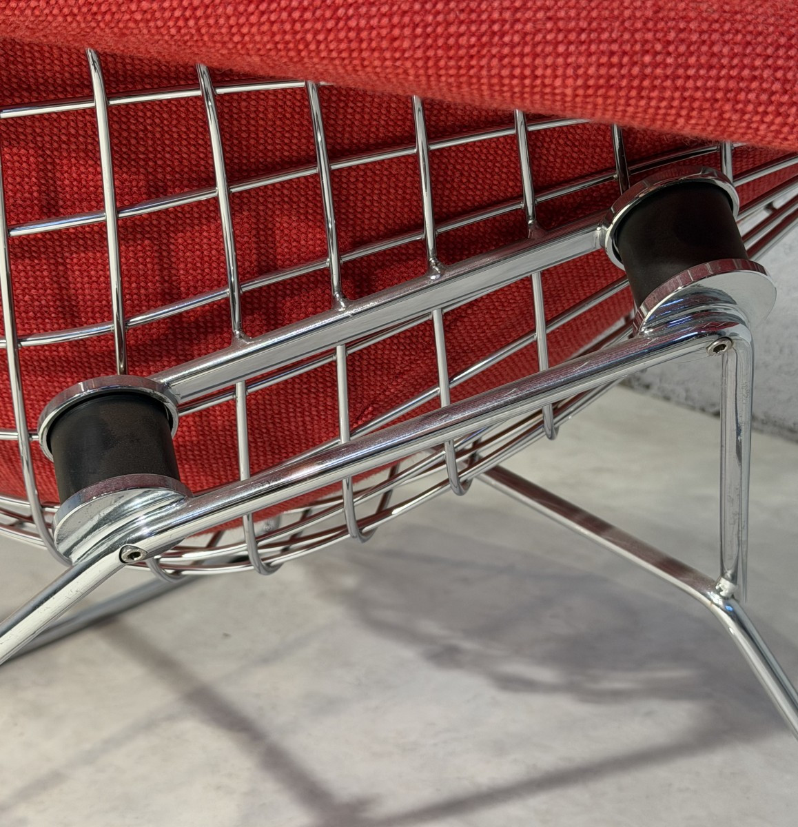 Fauteuil Bertoia High-Back Chair, ou « Bird Chair » et son repose-pieds. Édition Knoll.-photo-2