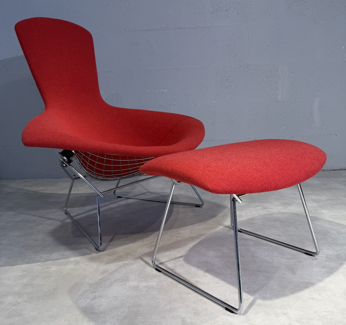 Fauteuil Bertoia High-Back Chair, ou « Bird Chair » et son repose-pieds. Édition Knoll.