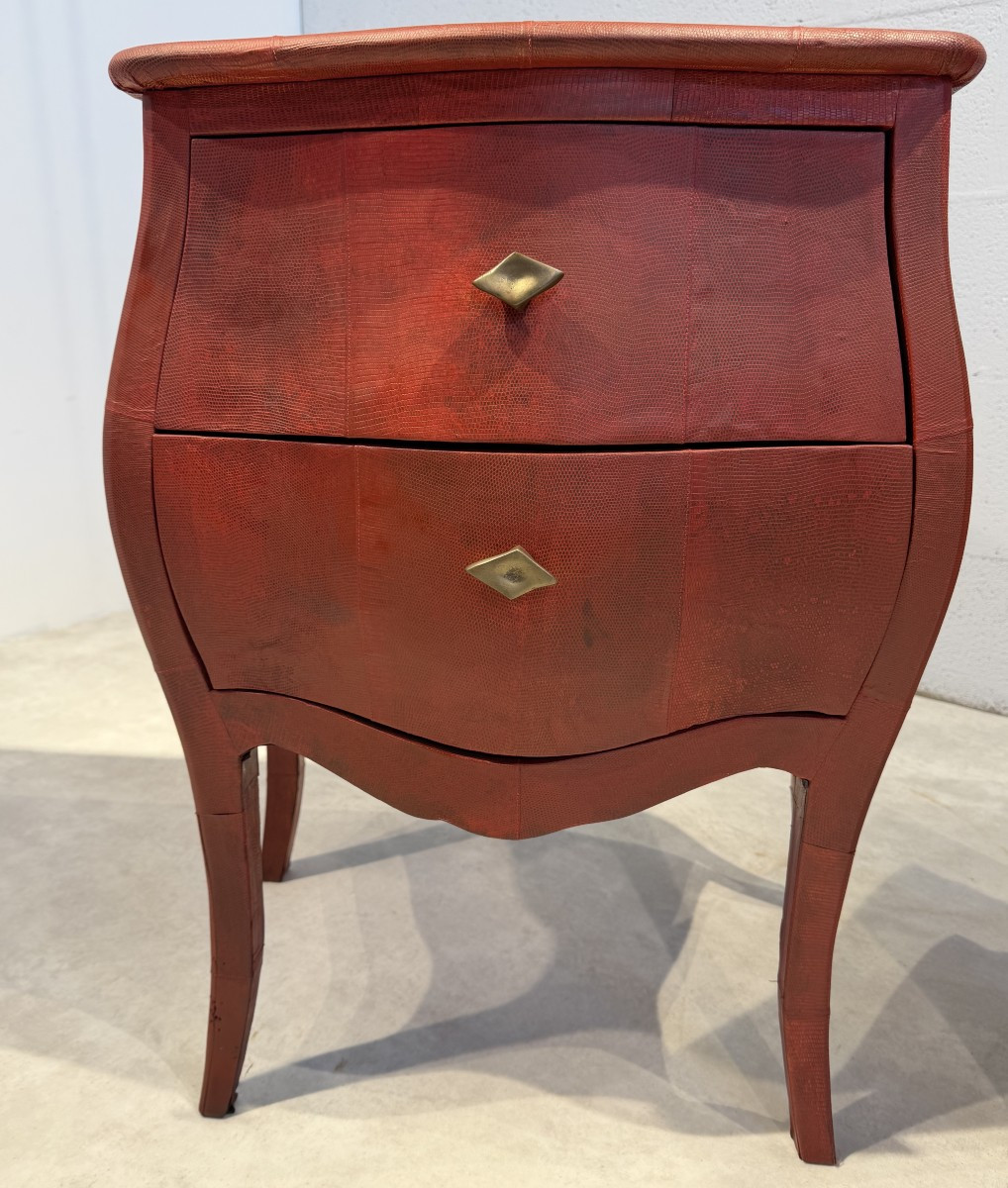 Ginger Brown (Éditeur) Modèle «Saraya» Paire de commodes entièrement gainées de peaux de lézard-photo-2