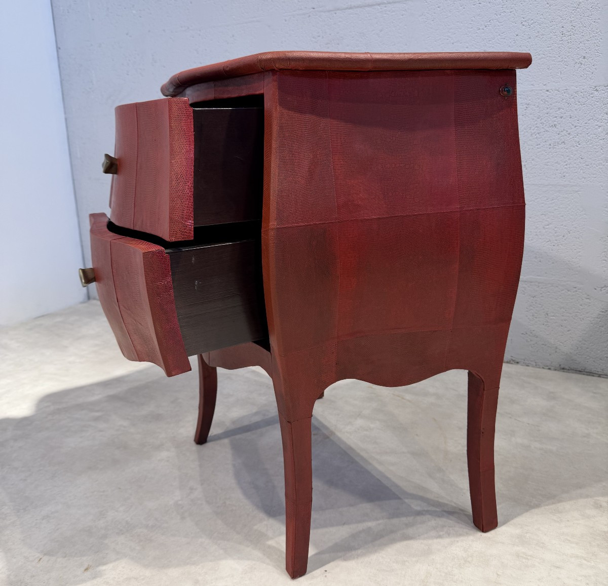 Ginger Brown (Éditeur) Modèle «Saraya» Paire de commodes entièrement gainées de peaux de lézard-photo-3