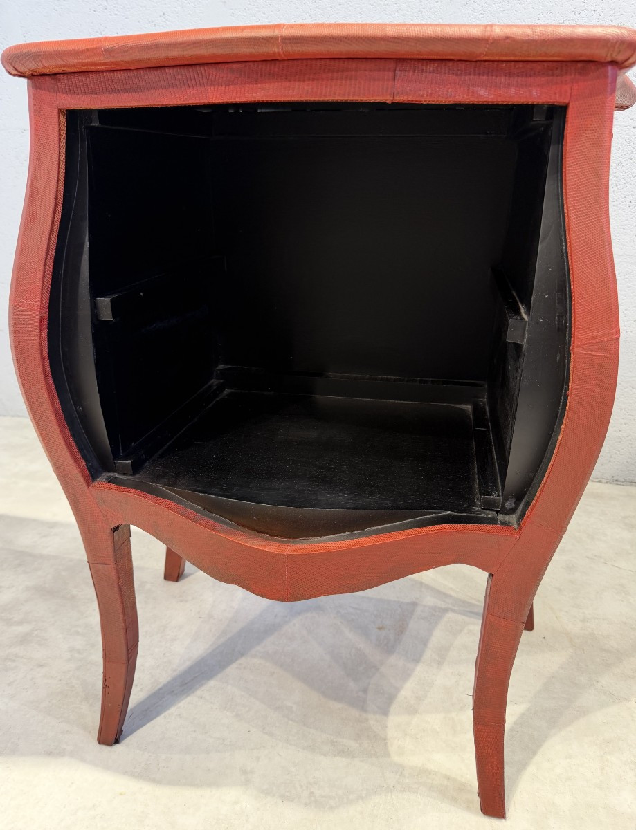 Ginger Brown (Éditeur) Modèle «Saraya» Paire de commodes entièrement gainées de peaux de lézard-photo-1