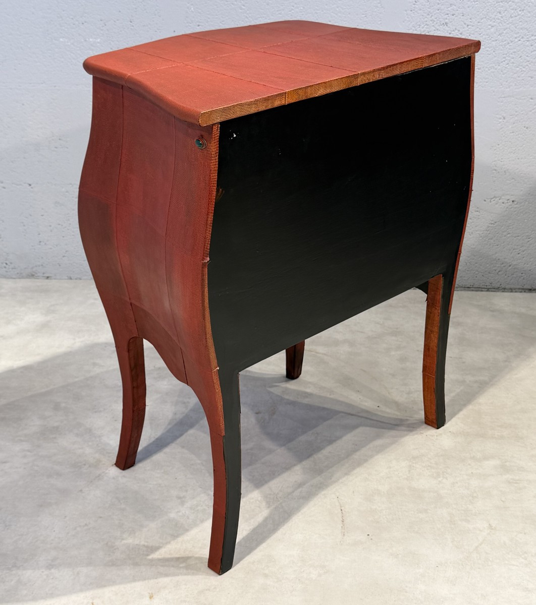 Ginger Brown (Éditeur) Modèle «Saraya» Paire de commodes entièrement gainées de peaux de lézard-photo-3