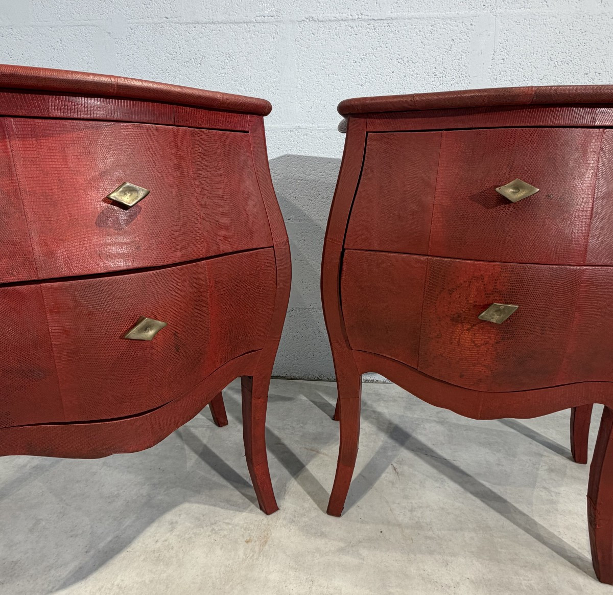 Ginger Brown (Éditeur) Modèle «Saraya» Paire de commodes entièrement gainées de peaux de lézard-photo-6