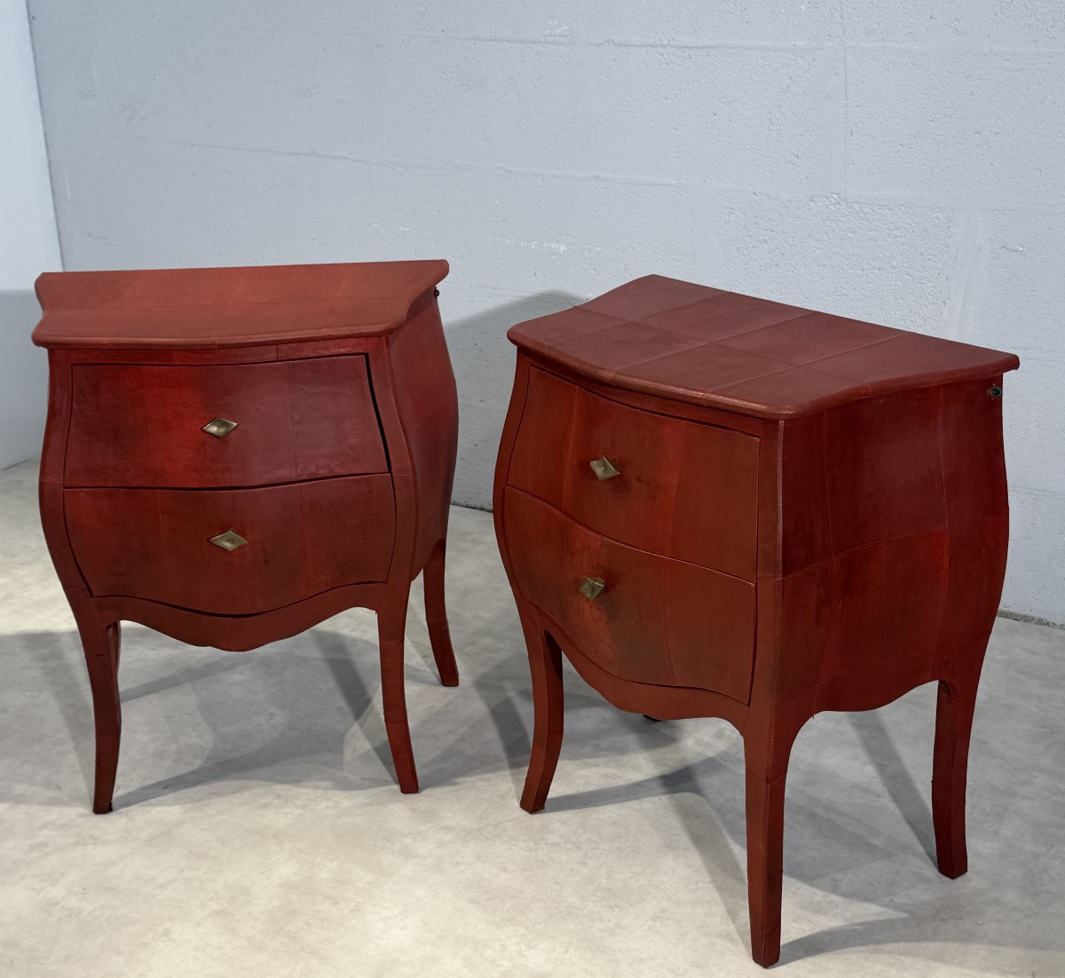 Ginger Brown (Éditeur) Modèle «Saraya» Paire de commodes entièrement gainées de peaux de lézard