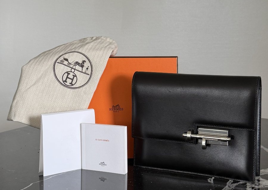 HERMÈS, Paris, Made in France,  pochette VERROU en veau box noir