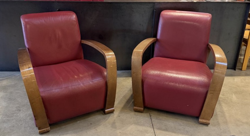 Paire de fauteuils de style Art Déco en cuir, accoudoirs galbés en bois