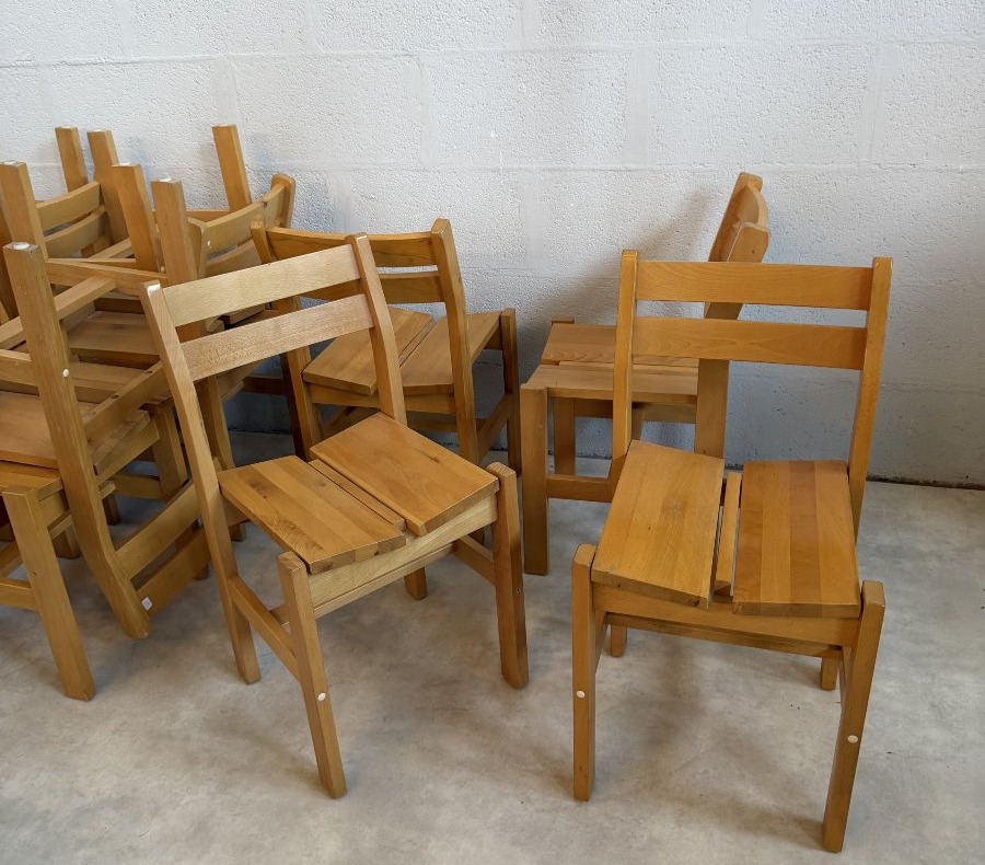 Série de 12 chaises Maison Regain sélectionnées par Charlotte Perriand 