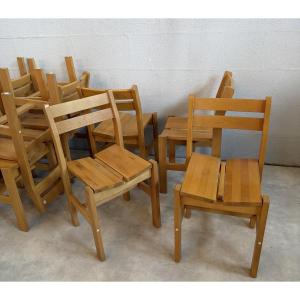 Série de 12 chaises Maison Regain sélectionnées par Charlotte Perriand