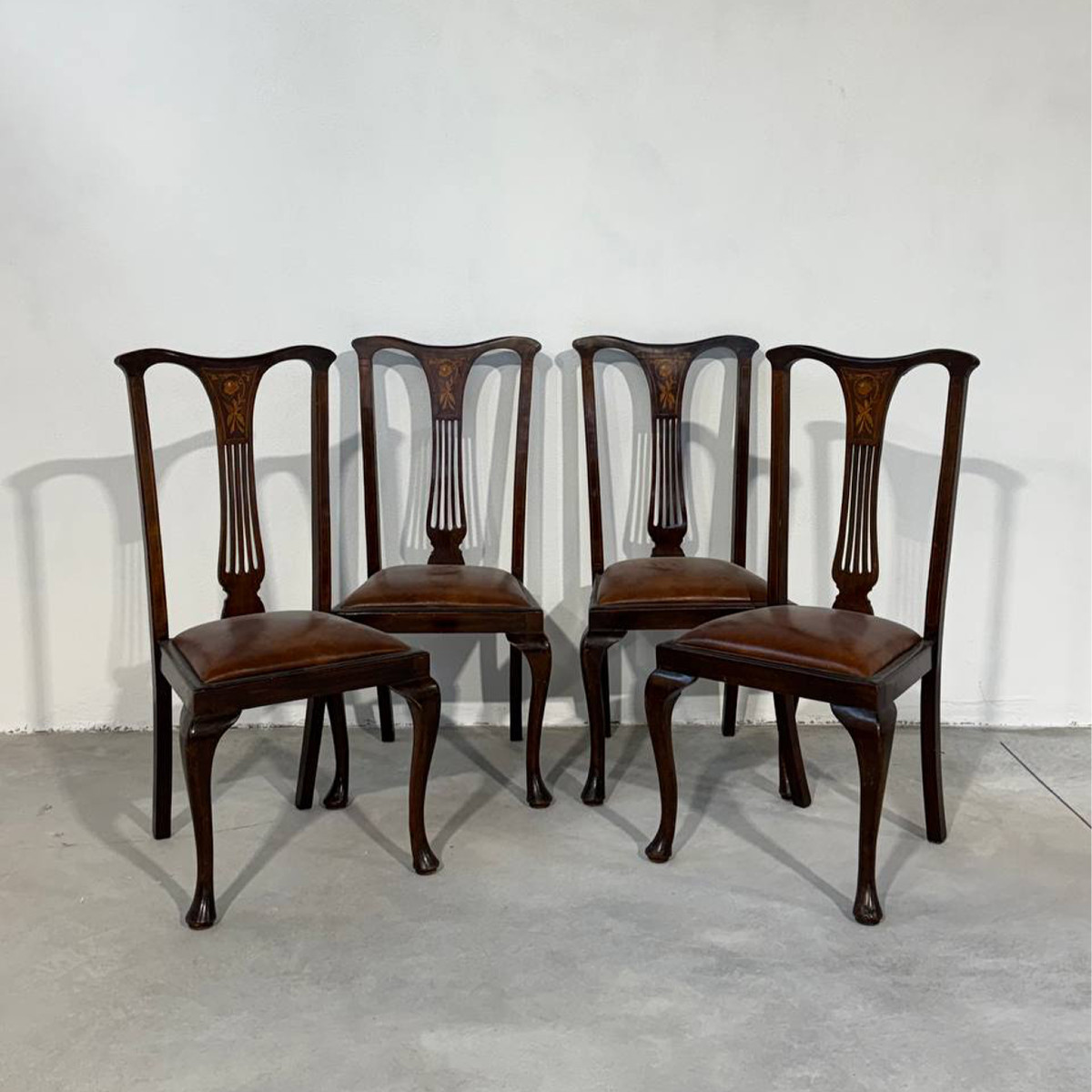 Ensemble ancien de 4 chaises victoriennes anglaises en acajou