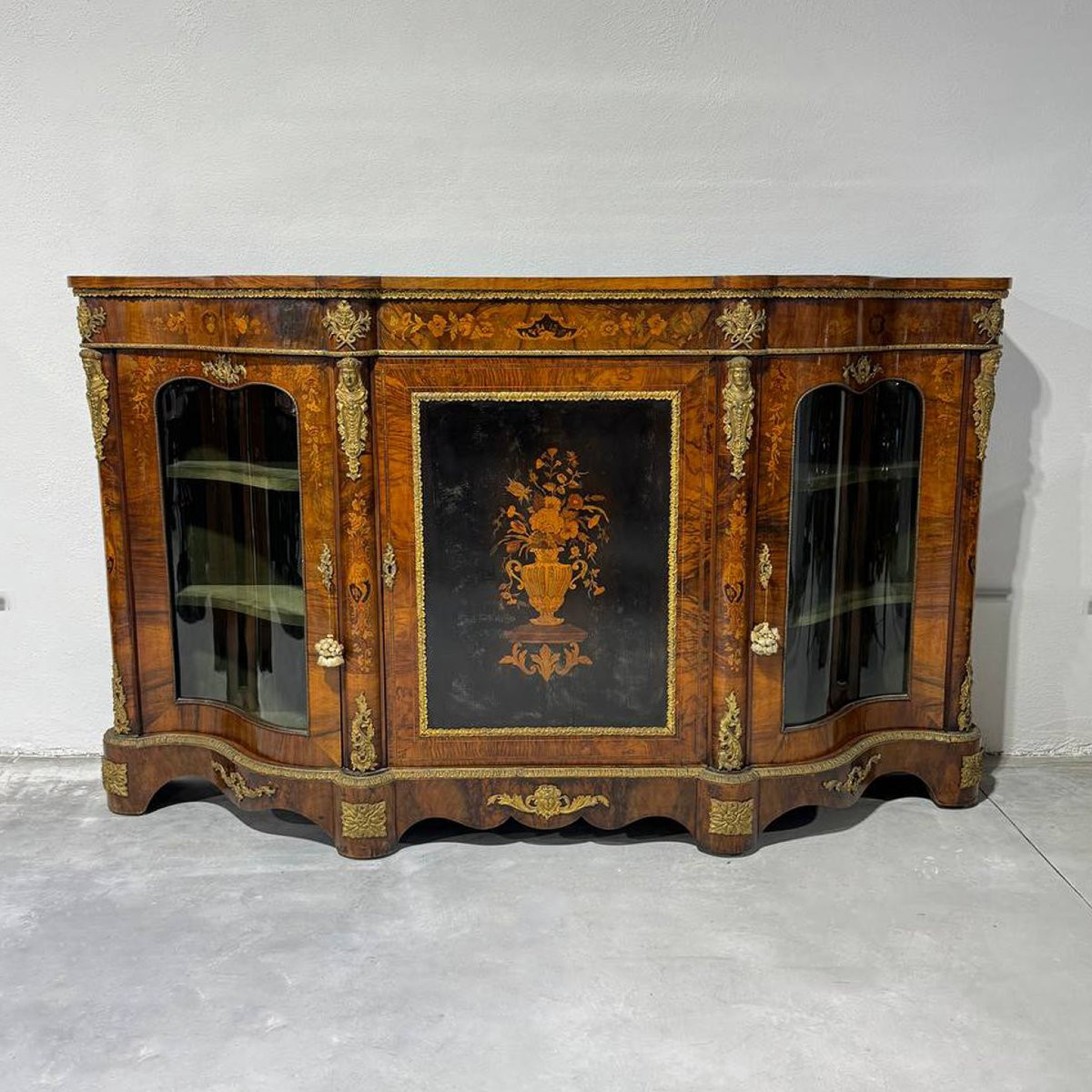 Important buffet victorien du XIXe siècle incrusté de bronzes dorés-photo-1