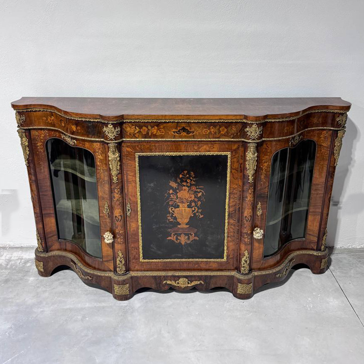 Important buffet victorien du XIXe siècle incrusté de bronzes dorés