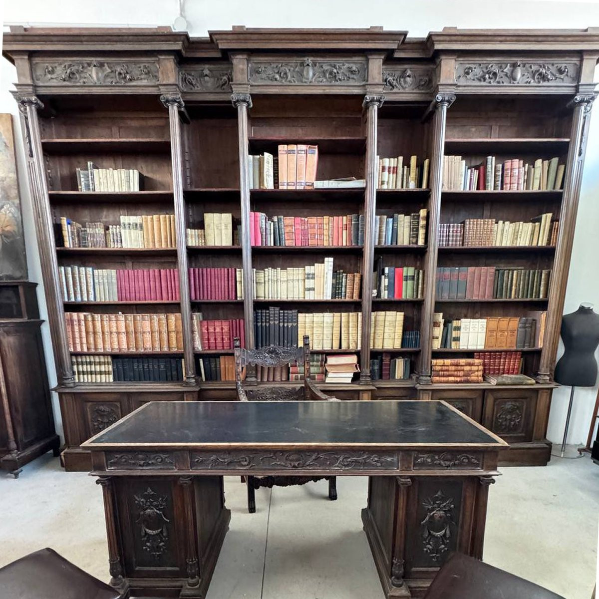 étude complète et ancienne en bois d'un notaire renommé de Salerne-photo-4