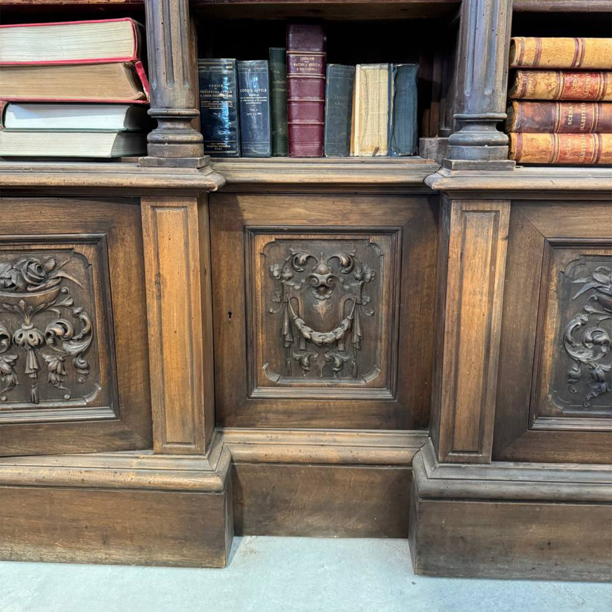 étude complète et ancienne en bois d'un notaire renommé de Salerne-photo-3