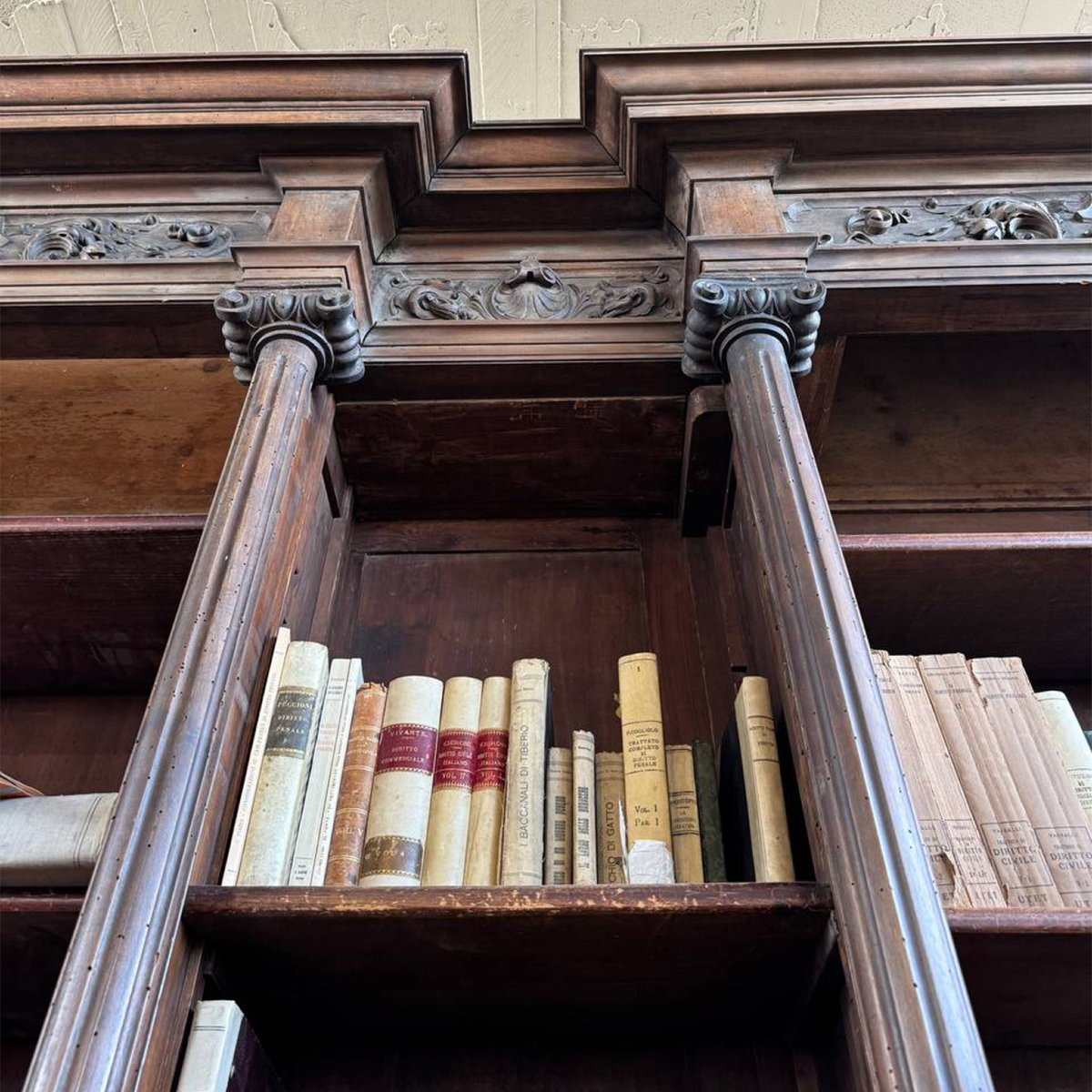 étude complète et ancienne en bois d'un notaire renommé de Salerne-photo-5