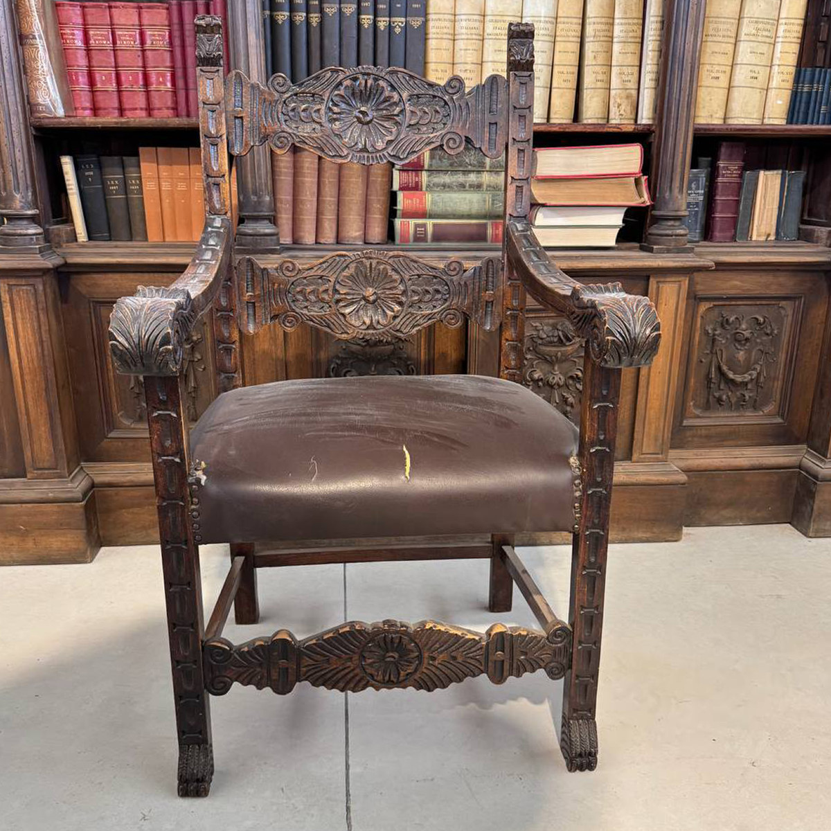 étude complète et ancienne en bois d'un notaire renommé de Salerne-photo-4