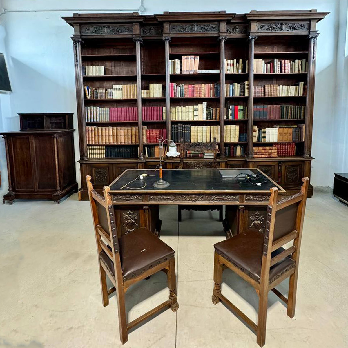 étude complète et ancienne en bois d'un notaire renommé de Salerne