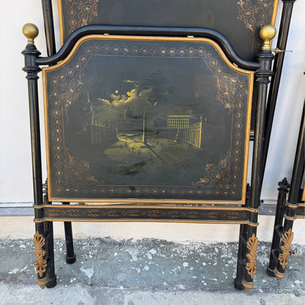 Paire de lits napolitains en fer forgé du XIXe siècle, ornés de nacre et de scènes peintes-photo-1