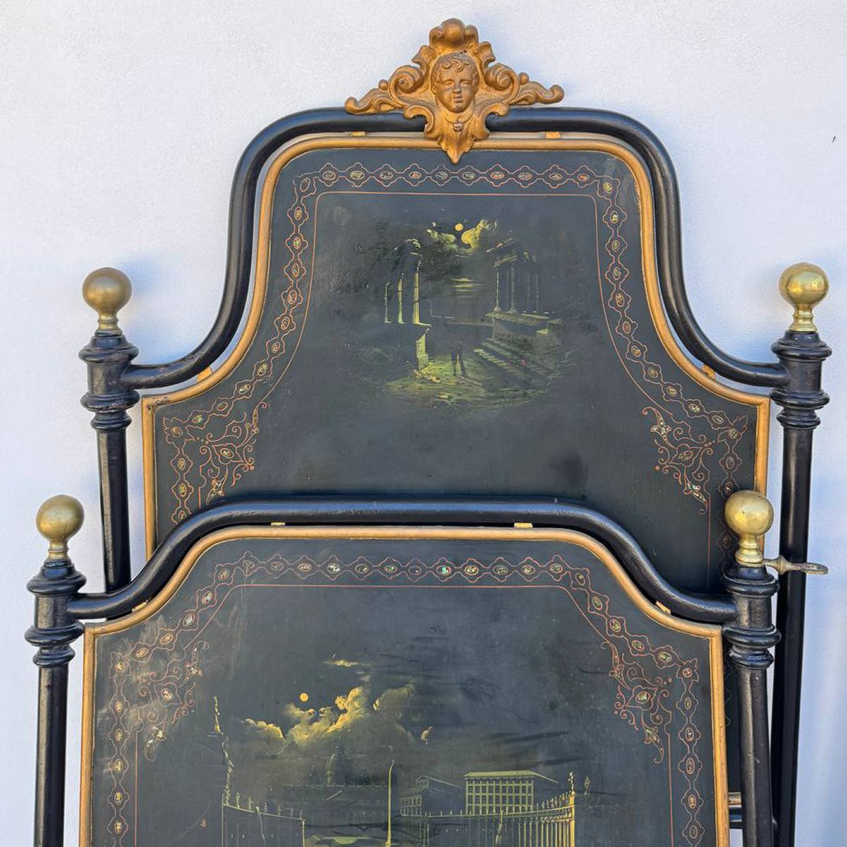 Paire de lits napolitains en fer forgé du XIXe siècle, ornés de nacre et de scènes peintes-photo-2