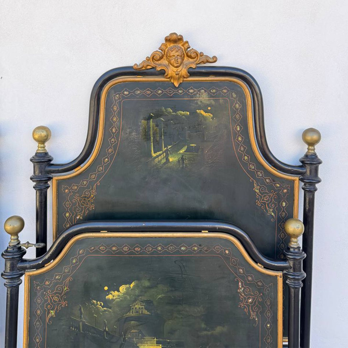 Paire de lits napolitains en fer forgé du XIXe siècle, ornés de nacre et de scènes peintes-photo-3