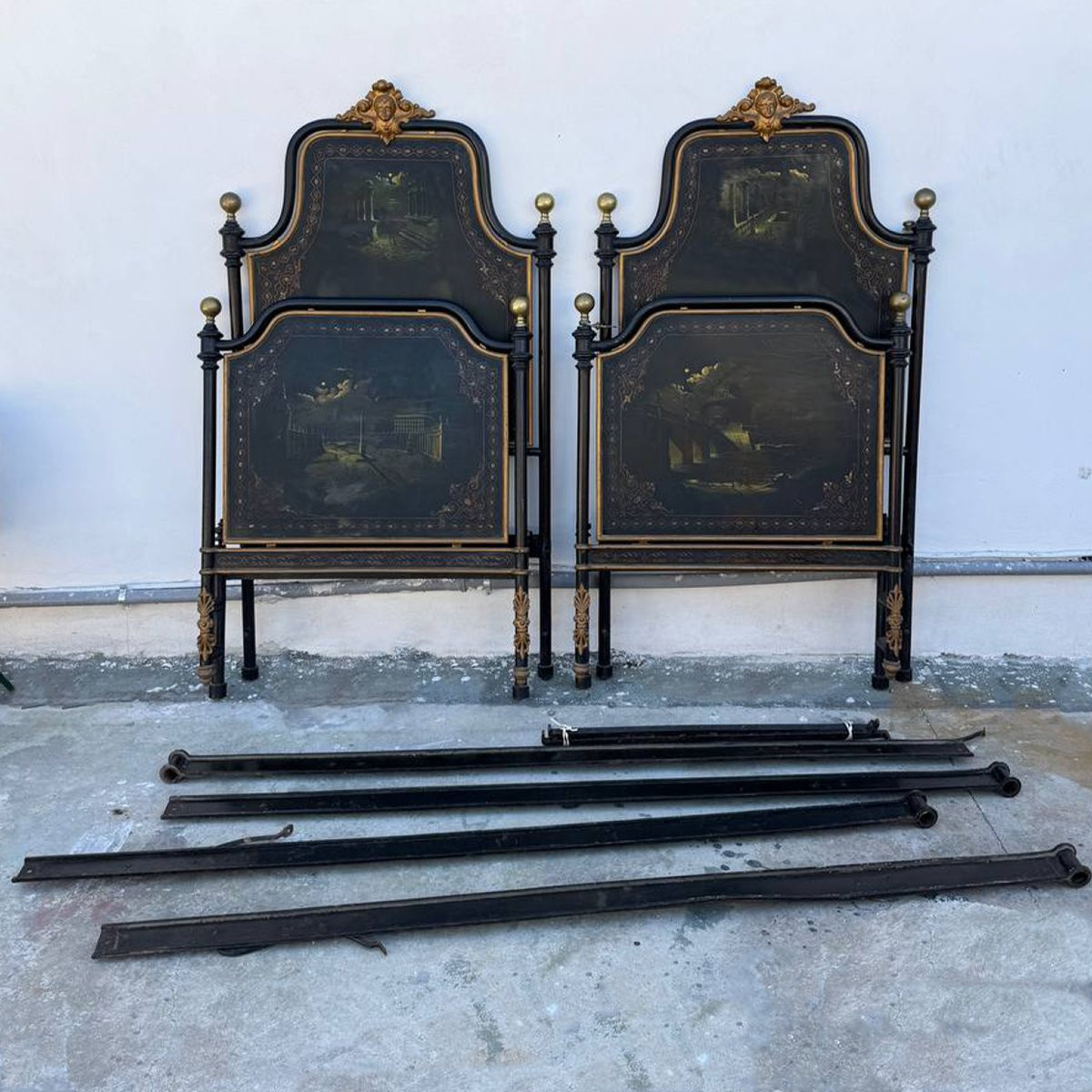 Paire de lits napolitains en fer forgé du XIXe siècle, ornés de nacre et de scènes peintes-photo-7