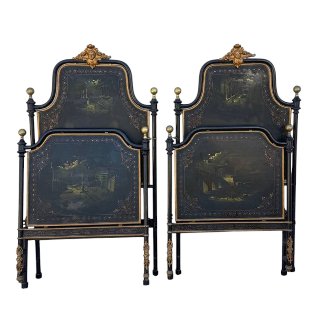 Paire de lits napolitains en fer forgé du XIXe siècle, ornés de nacre et de scènes peintes