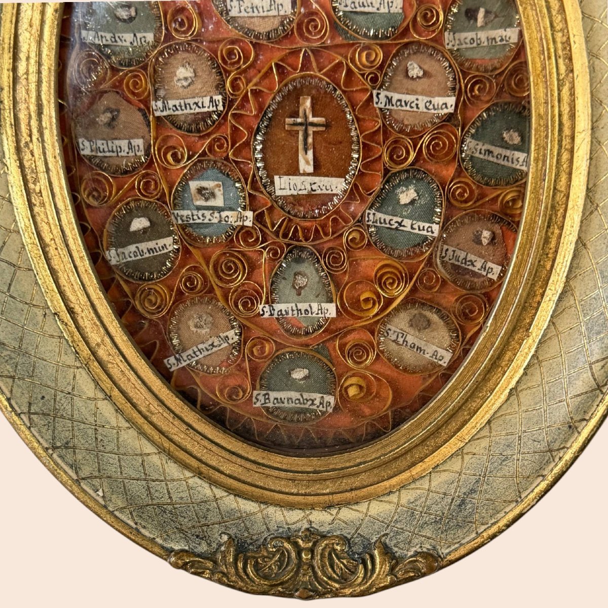 Rare reliquaire ovale avec reliques des Apôtres et des Évangélistes et sceau en cire-photo-2