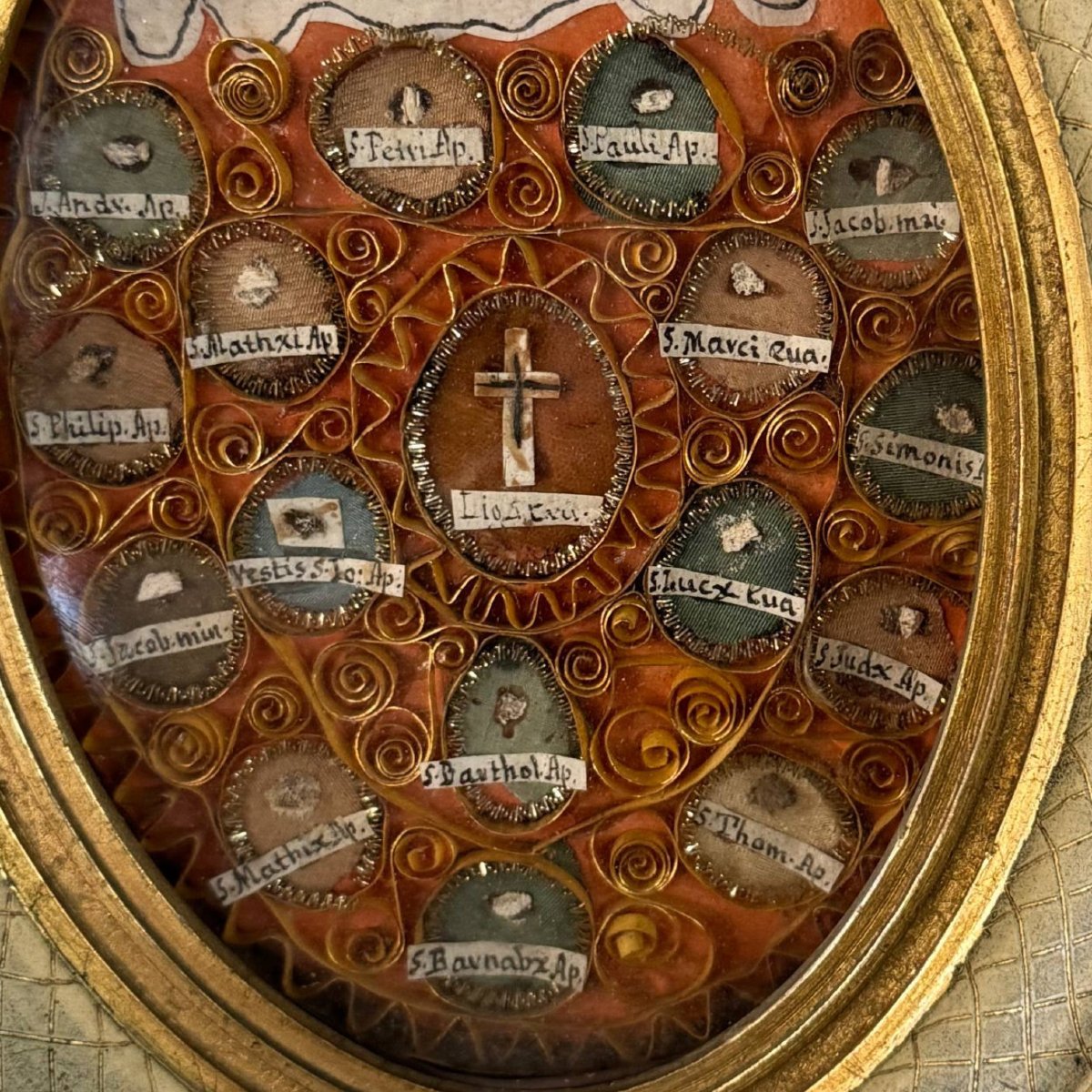 Rare reliquaire ovale avec reliques des Apôtres et des Évangélistes et sceau en cire-photo-1