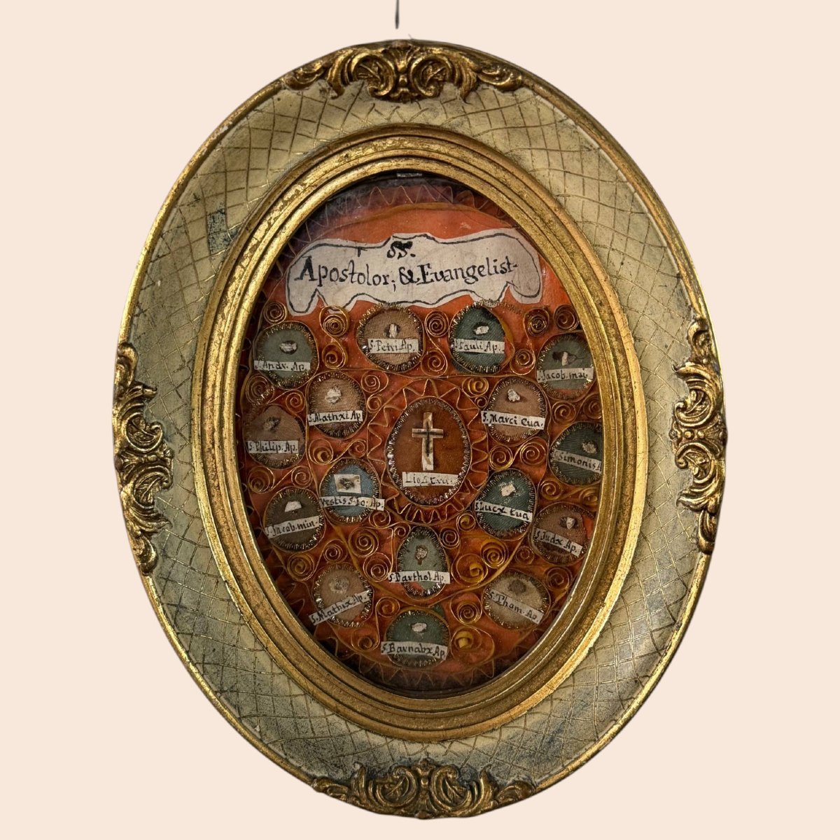 Rare reliquaire ovale avec reliques des Apôtres et des Évangélistes et sceau en cire