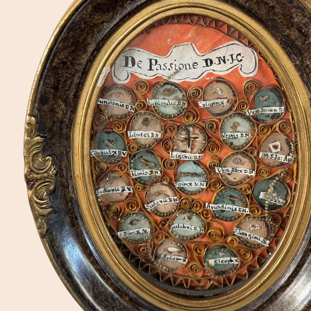 Rare reliquaire ovale avec reliques de la Passion du Christ et sceau en cire-photo-3