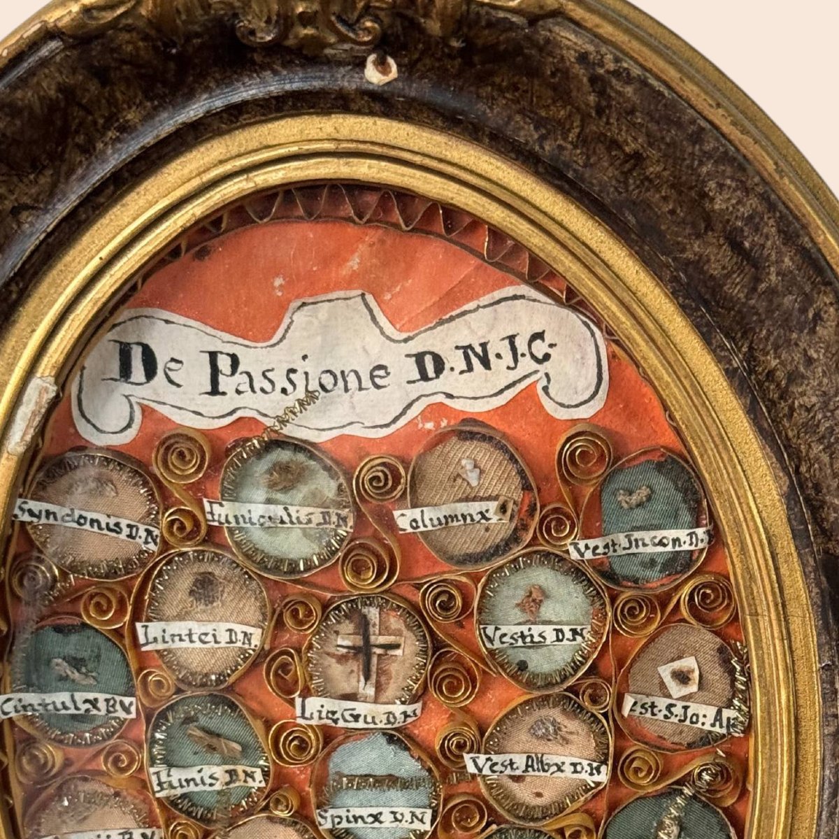 Rare reliquaire ovale avec reliques de la Passion du Christ et sceau en cire-photo-4