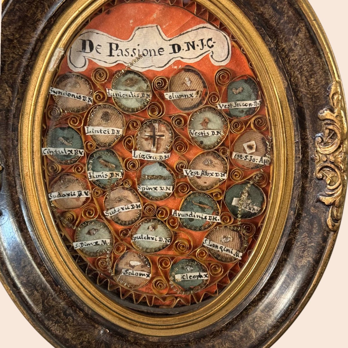 Rare reliquaire ovale avec reliques de la Passion du Christ et sceau en cire-photo-1