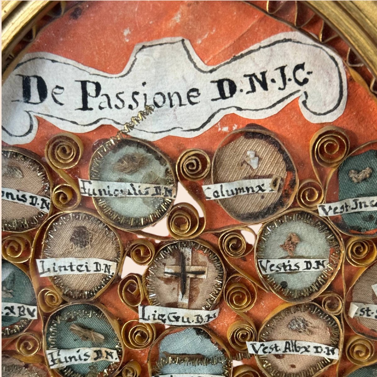 Rare reliquaire ovale avec reliques de la Passion du Christ et sceau en cire-photo-4