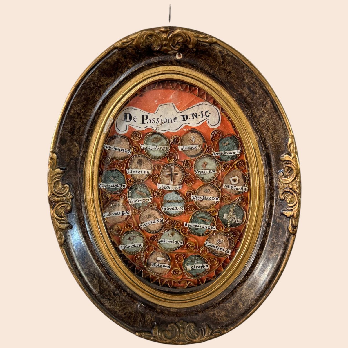 Rare reliquaire ovale avec reliques de la Passion du Christ et sceau en cire