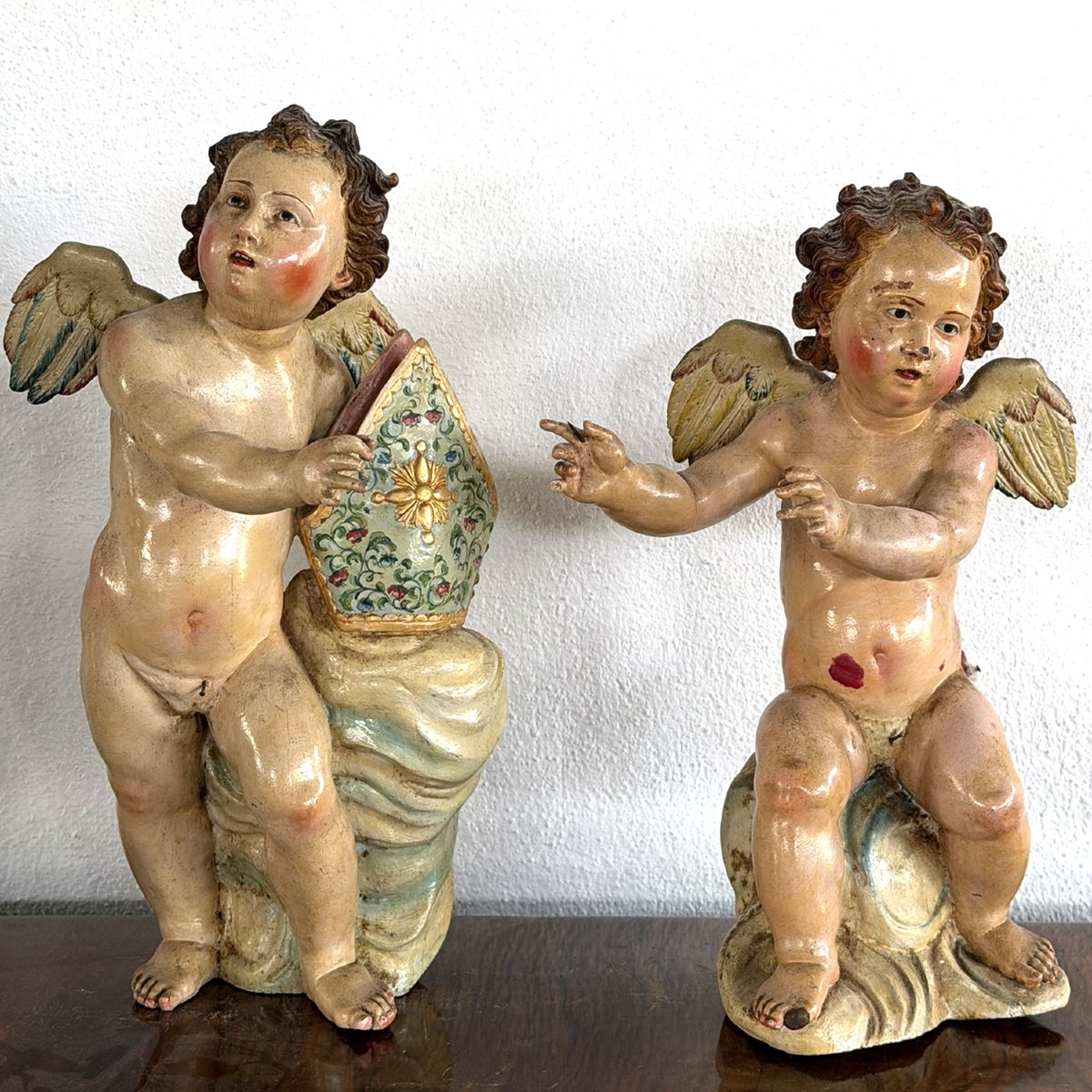 Ancienne et rare paire d'anges ailés polychromes avec mitre – Naples, XVIIIe siècle