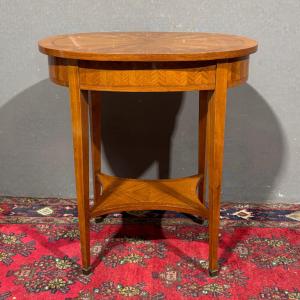 Table basse élégante incrustée de bois fruitier