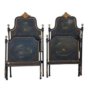 Paire de lits napolitains en fer forgé du XIXe siècle, ornés de nacre et de scènes peintes