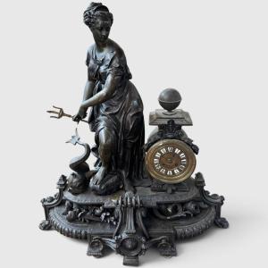 Importante horloge de table en antimoine patiné, XIXe/XXe siècle