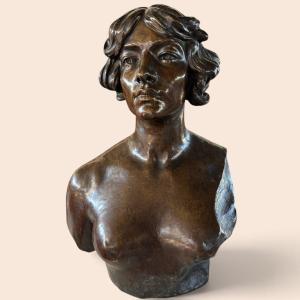 Buste féminin en bronze patiné, signé Raffaele Marino