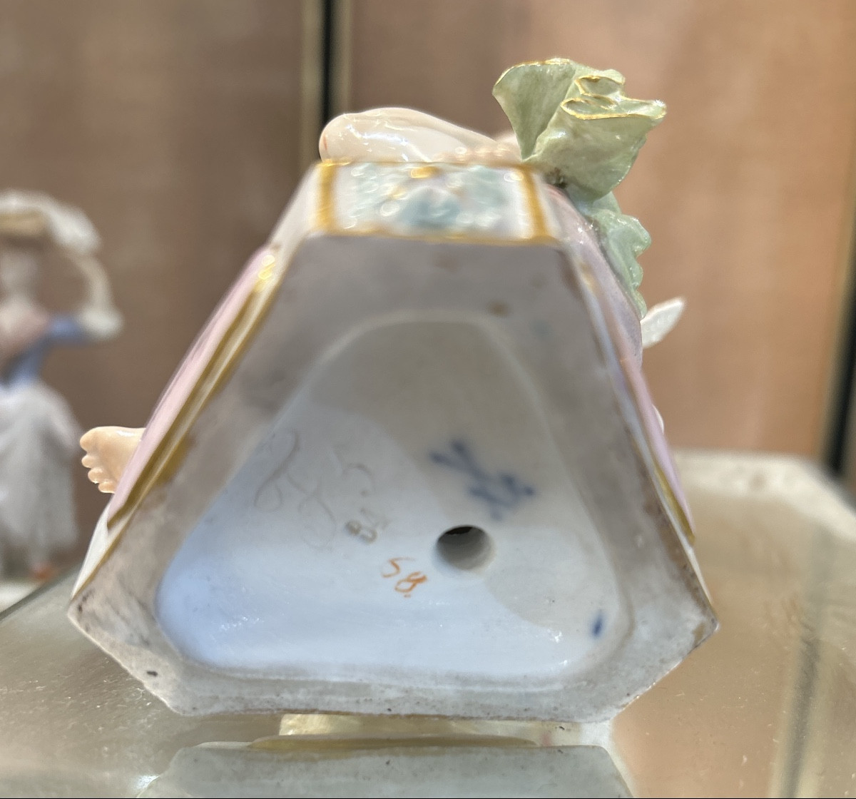 Amour, base triangulaire, Meissen 19eme, «  je les rends légers-photo-3