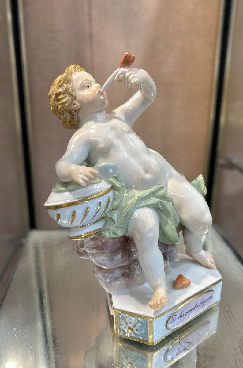 Amour, base triangulaire, Meissen 19eme, «  je les rends légers