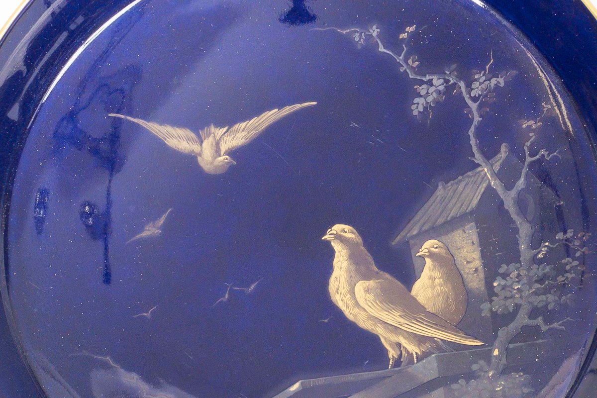 Large Footed Sèvres Porcelain Bowl With Gold Decoration On A Blue Background-photo-3