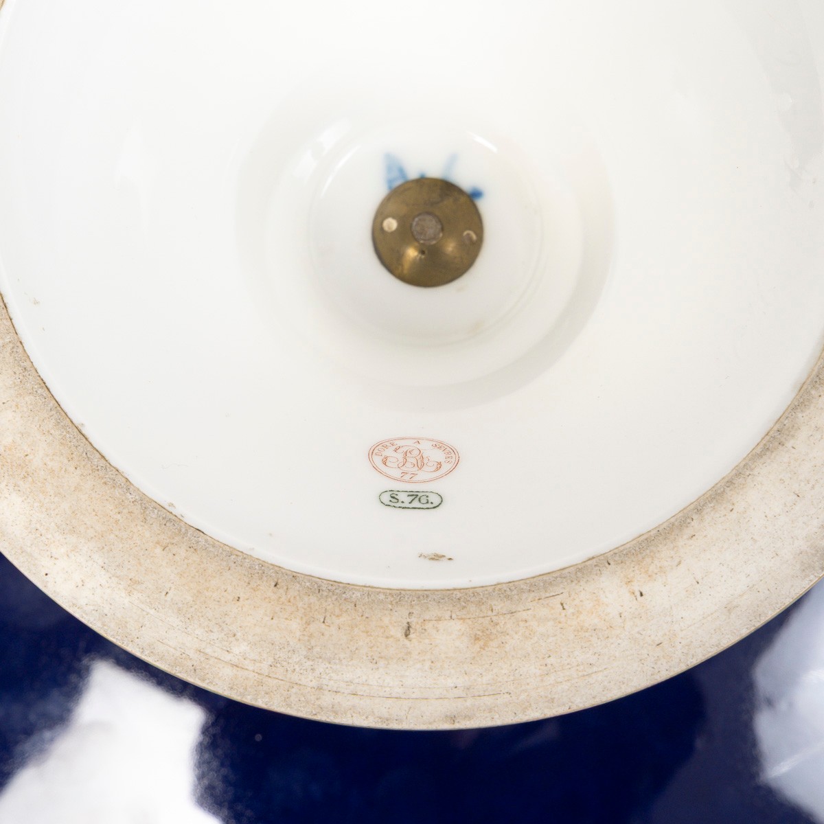 Large Footed Sèvres Porcelain Bowl With Gold Decoration On A Blue Background-photo-1